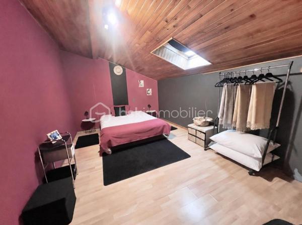 Maison de caractère de 303 m² habitables – 11 pièces
Cette spacieuse maison de 303 m² habitables se compose de plusieurs logements, offrant un excellent potentiel pour un investissement locatif ou un projet familial.
Au rez-de-chaussée, vous trouverez un studio actuellement loué ainsi qu'un appartement T2, également loué, comprenant une cuisine ouverte sur le séjour, une chambre et une salle d'eau avec WC. Ce niveau dispose également d'une chaufferie et d'un garage faisant office de cellier.
Le premier étage accueille la partie principale de l'habitation, d'une superficie de 134 m², composée d'une cuisine ouverte sur un vaste salon-séjour, de trois grandes chambres, d'une salle de bains et d'un WC indépendant.
Au deuxième étage, un appartement T4 de 110 m², actuellement loué, comprend une cuisine indépendante, un séjour, trois chambres, une salle d'eau et un WC.
À l'extérieur, la propriété est implantée sur un terrain arboré et en partie boisé de 2 654 m², offrant un cadre verdoyant et agréable. Elle bénéficie également de nombreuses dépendances : un carport, deux garages, un four à pain ainsi que deux caves. Les appartements situés aux premier et deuxième étages profitent chacun d'un balcon privatif.
Le chauffage est assuré par une chaudière collective à granulés, équipée d'une réserve de stockage de 12 tonnes, garantissant une solution de chauffage performante, économique et respectueuse de l'environnement.
La partie principale de l'habitation nécessitera quelques travaux de rafraîchissement, offrant ainsi l'opportunité aux futurs propriétaires de la personnaliser selon leurs goûts et leurs envies.
Ce bien rare allie volumes généreux, revenus locatifs immédiats et fort potentiel d'évolution, le tout dans un environnement calme et verdoyant.