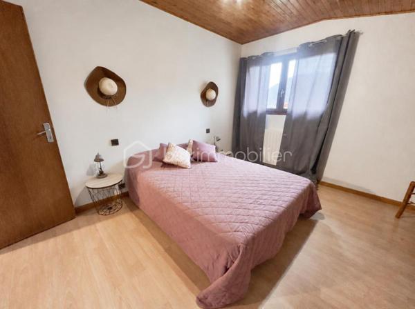 Maison de caractère de 303 m² habitables – 11 pièces
Cette spacieuse maison de 303 m² habitables se compose de plusieurs logements, offrant un excellent potentiel pour un investissement locatif ou un projet familial.
Au rez-de-chaussée, vous trouverez un studio actuellement loué ainsi qu'un appartement T2, également loué, comprenant une cuisine ouverte sur le séjour, une chambre et une salle d'eau avec WC. Ce niveau dispose également d'une chaufferie et d'un garage faisant office de cellier.
Le premier étage accueille la partie principale de l'habitation, d'une superficie de 134 m², composée d'une cuisine ouverte sur un vaste salon-séjour, de trois grandes chambres, d'une salle de bains et d'un WC indépendant.
Au deuxième étage, un appartement T4 de 110 m², actuellement loué, comprend une cuisine indépendante, un séjour, trois chambres, une salle d'eau et un WC.
À l'extérieur, la propriété est implantée sur un terrain arboré et en partie boisé de 2 654 m², offrant un cadre verdoyant et agréable. Elle bénéficie également de nombreuses dépendances : un carport, deux garages, un four à pain ainsi que deux caves. Les appartements situés aux premier et deuxième étages profitent chacun d'un balcon privatif.
Le chauffage est assuré par une chaudière collective à granulés, équipée d'une réserve de stockage de 12 tonnes, garantissant une solution de chauffage performante, économique et respectueuse de l'environnement.
La partie principale de l'habitation nécessitera quelques travaux de rafraîchissement, offrant ainsi l'opportunité aux futurs propriétaires de la personnaliser selon leurs goûts et leurs envies.
Ce bien rare allie volumes généreux, revenus locatifs immédiats et fort potentiel d'évolution, le tout dans un environnement calme et verdoyant.