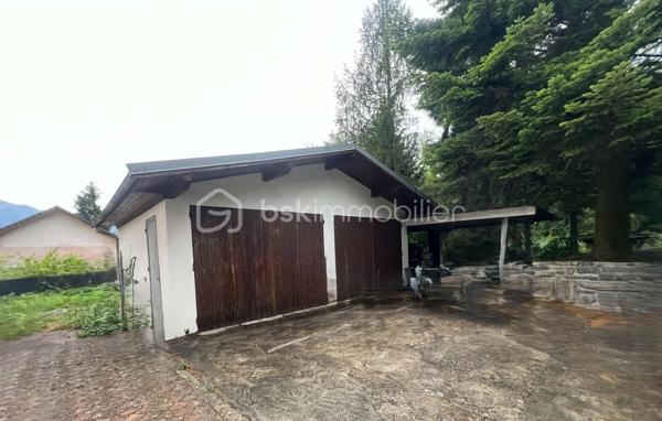 Maison de caractère de 303 m² habitables – 11 pièces
Cette spacieuse maison de 303 m² habitables se compose de plusieurs logements, offrant un excellent potentiel pour un investissement locatif ou un projet familial.
Au rez-de-chaussée, vous trouverez un studio actuellement loué ainsi qu'un appartement T2, également loué, comprenant une cuisine ouverte sur le séjour, une chambre et une salle d'eau avec WC. Ce niveau dispose également d'une chaufferie et d'un garage faisant office de cellier.
Le premier étage accueille la partie principale de l'habitation, d'une superficie de 134 m², composée d'une cuisine ouverte sur un vaste salon-séjour, de trois grandes chambres, d'une salle de bains et d'un WC indépendant.
Au deuxième étage, un appartement T4 de 110 m², actuellement loué, comprend une cuisine indépendante, un séjour, trois chambres, une salle d'eau et un WC.
À l'extérieur, la propriété est implantée sur un terrain arboré et en partie boisé de 2 654 m², offrant un cadre verdoyant et agréable. Elle bénéficie également de nombreuses dépendances : un carport, deux garages, un four à pain ainsi que deux caves. Les appartements situés aux premier et deuxième étages profitent chacun d'un balcon privatif.
Le chauffage est assuré par une chaudière collective à granulés, équipée d'une réserve de stockage de 12 tonnes, garantissant une solution de chauffage performante, économique et respectueuse de l'environnement.
La partie principale de l'habitation nécessitera quelques travaux de rafraîchissement, offrant ainsi l'opportunité aux futurs propriétaires de la personnaliser selon leurs goûts et leurs envies.
Ce bien rare allie volumes généreux, revenus locatifs immédiats et fort potentiel d'évolution, le tout dans un environnement calme et verdoyant.