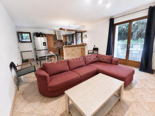 Maison de caractère de 303 m² habitables – 11 pièces
Cette spacieuse maison de 303 m² habitables se compose de plusieurs logements, offrant un excellent potentiel pour un investissement locatif ou un projet familial.
Au rez-de-chaussée, vous trouverez un studio actuellement loué ainsi qu'un appartement T2, également loué, comprenant une cuisine ouverte sur le séjour, une chambre et une salle d'eau avec WC. Ce niveau dispose également d'une chaufferie et d'un garage faisant office de cellier.
Le premier étage accueille la partie principale de l'habitation, d'une superficie de 134 m², composée d'une cuisine ouverte sur un vaste salon-séjour, de trois grandes chambres, d'une salle de bains et d'un WC indépendant.
Au deuxième étage, un appartement T4 de 110 m², actuellement loué, comprend une cuisine indépendante, un séjour, trois chambres, une salle d'eau et un WC.
À l'extérieur, la propriété est implantée sur un terrain arboré et en partie boisé de 2 654 m², offrant un cadre verdoyant et agréable. Elle bénéficie également de nombreuses dépendances : un carport, deux garages, un four à pain ainsi que deux caves. Les appartements situés aux premier et deuxième étages profitent chacun d'un balcon privatif.
Le chauffage est assuré par une chaudière collective à granulés, équipée d'une réserve de stockage de 12 tonnes, garantissant une solution de chauffage performante, économique et respectueuse de l'environnement.
La partie principale de l'habitation nécessitera quelques travaux de rafraîchissement, offrant ainsi l'opportunité aux futurs propriétaires de la personnaliser selon leurs goûts et leurs envies.
Ce bien rare allie volumes généreux, revenus locatifs immédiats et fort potentiel d'évolution, le tout dans un environnement calme et verdoyant.