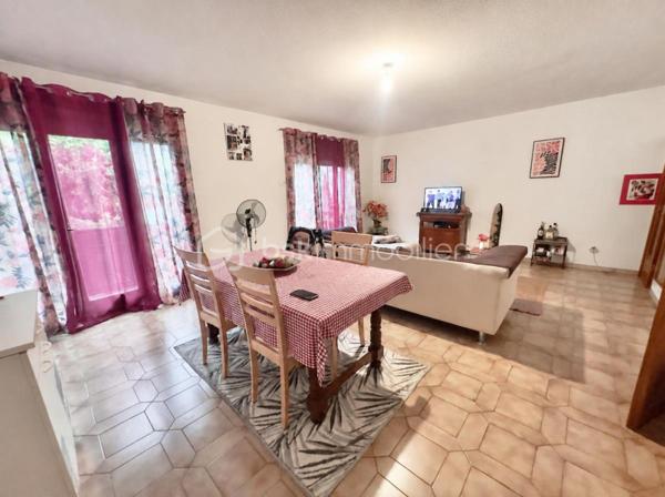 Maison de caractère de 303 m² habitables – 11 pièces
Cette spacieuse maison de 303 m² habitables se compose de plusieurs logements, offrant un excellent potentiel pour un investissement locatif ou un projet familial.
Au rez-de-chaussée, vous trouverez un studio actuellement loué ainsi qu'un appartement T2, également loué, comprenant une cuisine ouverte sur le séjour, une chambre et une salle d'eau avec WC. Ce niveau dispose également d'une chaufferie et d'un garage faisant office de cellier.
Le premier étage accueille la partie principale de l'habitation, d'une superficie de 134 m², composée d'une cuisine ouverte sur un vaste salon-séjour, de trois grandes chambres, d'une salle de bains et d'un WC indépendant.
Au deuxième étage, un appartement T4 de 110 m², actuellement loué, comprend une cuisine indépendante, un séjour, trois chambres, une salle d'eau et un WC.
À l'extérieur, la propriété est implantée sur un terrain arboré et en partie boisé de 2 654 m², offrant un cadre verdoyant et agréable. Elle bénéficie également de nombreuses dépendances : un carport, deux garages, un four à pain ainsi que deux caves. Les appartements situés aux premier et deuxième étages profitent chacun d'un balcon privatif.
Le chauffage est assuré par une chaudière collective à granulés, équipée d'une réserve de stockage de 12 tonnes, garantissant une solution de chauffage performante, économique et respectueuse de l'environnement.
La partie principale de l'habitation nécessitera quelques travaux de rafraîchissement, offrant ainsi l'opportunité aux futurs propriétaires de la personnaliser selon leurs goûts et leurs envies.
Ce bien rare allie volumes généreux, revenus locatifs immédiats et fort potentiel d'évolution, le tout dans un environnement calme et verdoyant.