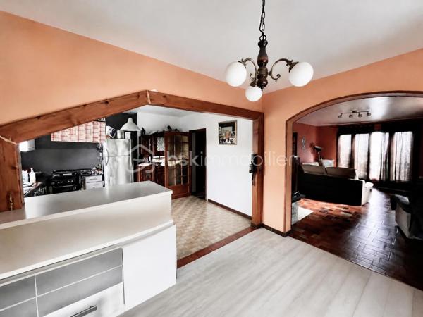 Maison de caractère de 303 m² habitables – 11 pièces
Cette spacieuse maison de 303 m² habitables se compose de plusieurs logements, offrant un excellent potentiel pour un investissement locatif ou un projet familial.
Au rez-de-chaussée, vous trouverez un studio actuellement loué ainsi qu'un appartement T2, également loué, comprenant une cuisine ouverte sur le séjour, une chambre et une salle d'eau avec WC. Ce niveau dispose également d'une chaufferie et d'un garage faisant office de cellier.
Le premier étage accueille la partie principale de l'habitation, d'une superficie de 134 m², composée d'une cuisine ouverte sur un vaste salon-séjour, de trois grandes chambres, d'une salle de bains et d'un WC indépendant.
Au deuxième étage, un appartement T4 de 110 m², actuellement loué, comprend une cuisine indépendante, un séjour, trois chambres, une salle d'eau et un WC.
À l'extérieur, la propriété est implantée sur un terrain arboré et en partie boisé de 2 654 m², offrant un cadre verdoyant et agréable. Elle bénéficie également de nombreuses dépendances : un carport, deux garages, un four à pain ainsi que deux caves. Les appartements situés aux premier et deuxième étages profitent chacun d'un balcon privatif.
Le chauffage est assuré par une chaudière collective à granulés, équipée d'une réserve de stockage de 12 tonnes, garantissant une solution de chauffage performante, économique et respectueuse de l'environnement.
La partie principale de l'habitation nécessitera quelques travaux de rafraîchissement, offrant ainsi l'opportunité aux futurs propriétaires de la personnaliser selon leurs goûts et leurs envies.
Ce bien rare allie volumes généreux, revenus locatifs immédiats et fort potentiel d'évolution, le tout dans un environnement calme et verdoyant.