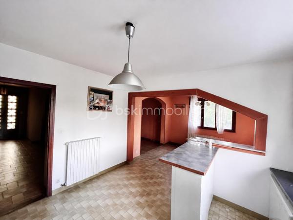 Maison de caractère de 303 m² habitables – 11 pièces
Cette spacieuse maison de 303 m² habitables se compose de plusieurs logements, offrant un excellent potentiel pour un investissement locatif ou un projet familial.
Au rez-de-chaussée, vous trouverez un studio actuellement loué ainsi qu'un appartement T2, également loué, comprenant une cuisine ouverte sur le séjour, une chambre et une salle d'eau avec WC. Ce niveau dispose également d'une chaufferie et d'un garage faisant office de cellier.
Le premier étage accueille la partie principale de l'habitation, d'une superficie de 134 m², composée d'une cuisine ouverte sur un vaste salon-séjour, de trois grandes chambres, d'une salle de bains et d'un WC indépendant.
Au deuxième étage, un appartement T4 de 110 m², actuellement loué, comprend une cuisine indépendante, un séjour, trois chambres, une salle d'eau et un WC.
À l'extérieur, la propriété est implantée sur un terrain arboré et en partie boisé de 2 654 m², offrant un cadre verdoyant et agréable. Elle bénéficie également de nombreuses dépendances : un carport, deux garages, un four à pain ainsi que deux caves. Les appartements situés aux premier et deuxième étages profitent chacun d'un balcon privatif.
Le chauffage est assuré par une chaudière collective à granulés, équipée d'une réserve de stockage de 12 tonnes, garantissant une solution de chauffage performante, économique et respectueuse de l'environnement.
La partie principale de l'habitation nécessitera quelques travaux de rafraîchissement, offrant ainsi l'opportunité aux futurs propriétaires de la personnaliser selon leurs goûts et leurs envies.
Ce bien rare allie volumes généreux, revenus locatifs immédiats et fort potentiel d'évolution, le tout dans un environnement calme et verdoyant.