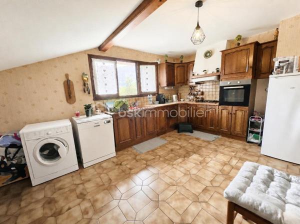 Maison de caractère de 303 m² habitables – 11 pièces
Cette spacieuse maison de 303 m² habitables se compose de plusieurs logements, offrant un excellent potentiel pour un investissement locatif ou un projet familial.
Au rez-de-chaussée, vous trouverez un studio actuellement loué ainsi qu'un appartement T2, également loué, comprenant une cuisine ouverte sur le séjour, une chambre et une salle d'eau avec WC. Ce niveau dispose également d'une chaufferie et d'un garage faisant office de cellier.
Le premier étage accueille la partie principale de l'habitation, d'une superficie de 134 m², composée d'une cuisine ouverte sur un vaste salon-séjour, de trois grandes chambres, d'une salle de bains et d'un WC indépendant.
Au deuxième étage, un appartement T4 de 110 m², actuellement loué, comprend une cuisine indépendante, un séjour, trois chambres, une salle d'eau et un WC.
À l'extérieur, la propriété est implantée sur un terrain arboré et en partie boisé de 2 654 m², offrant un cadre verdoyant et agréable. Elle bénéficie également de nombreuses dépendances : un carport, deux garages, un four à pain ainsi que deux caves. Les appartements situés aux premier et deuxième étages profitent chacun d'un balcon privatif.
Le chauffage est assuré par une chaudière collective à granulés, équipée d'une réserve de stockage de 12 tonnes, garantissant une solution de chauffage performante, économique et respectueuse de l'environnement.
La partie principale de l'habitation nécessitera quelques travaux de rafraîchissement, offrant ainsi l'opportunité aux futurs propriétaires de la personnaliser selon leurs goûts et leurs envies.
Ce bien rare allie volumes généreux, revenus locatifs immédiats et fort potentiel d'évolution, le tout dans un environnement calme et verdoyant.