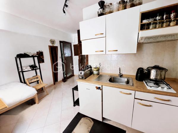 Maison de caractère de 303 m² habitables – 11 pièces
Cette spacieuse maison de 303 m² habitables se compose de plusieurs logements, offrant un excellent potentiel pour un investissement locatif ou un projet familial.
Au rez-de-chaussée, vous trouverez un studio actuellement loué ainsi qu'un appartement T2, également loué, comprenant une cuisine ouverte sur le séjour, une chambre et une salle d'eau avec WC. Ce niveau dispose également d'une chaufferie et d'un garage faisant office de cellier.
Le premier étage accueille la partie principale de l'habitation, d'une superficie de 134 m², composée d'une cuisine ouverte sur un vaste salon-séjour, de trois grandes chambres, d'une salle de bains et d'un WC indépendant.
Au deuxième étage, un appartement T4 de 110 m², actuellement loué, comprend une cuisine indépendante, un séjour, trois chambres, une salle d'eau et un WC.
À l'extérieur, la propriété est implantée sur un terrain arboré et en partie boisé de 2 654 m², offrant un cadre verdoyant et agréable. Elle bénéficie également de nombreuses dépendances : un carport, deux garages, un four à pain ainsi que deux caves. Les appartements situés aux premier et deuxième étages profitent chacun d'un balcon privatif.
Le chauffage est assuré par une chaudière collective à granulés, équipée d'une réserve de stockage de 12 tonnes, garantissant une solution de chauffage performante, économique et respectueuse de l'environnement.
La partie principale de l'habitation nécessitera quelques travaux de rafraîchissement, offrant ainsi l'opportunité aux futurs propriétaires de la personnaliser selon leurs goûts et leurs envies.
Ce bien rare allie volumes généreux, revenus locatifs immédiats et fort potentiel d'évolution, le tout dans un environnement calme et verdoyant.