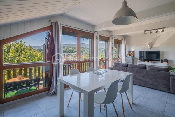 Situé à Sales, dans un environnement calme et agréable, découvrez cet appartement T4 installé au premier et dernier étage d’une petite copropriété de seulement 3 logements.

L’appartement développe environ 76 m² au sol pour 56 m² habitables, cette différence s’expliquant par les sous-pentes, principalement présentes au niveau des chambres, qui apportent charme et caractère au bien.

Il se compose d’une belle pièce de vie d’environ 30 m² avec cuisine ouverte, de trois chambres, d’une salle de bain ainsi que de WC indépendants.

L’appartement a déjà bénéficié de plusieurs améliorations, notamment au niveau de la cuisine, des sols et du système de chauffage. Il est équipé d’une chaudière individuelle au gaz récente. Quelques rafraîchissements restent à prévoir, principalement au niveau de la salle de bain.

Côté extérieur, vous profiterez d’un balcon exposé plein sud, sans vis-à-vis et offrant une vue dégagée.

Un garage vient compléter l’ensemble.

Un appartement atypique et plein de charme, au sein d’une petite copropriété, dans un environnement particulièrement calme.