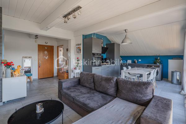 Situé à Sales, dans un environnement calme et agréable, découvrez cet appartement T4 installé au premier et dernier étage d’une petite copropriété de seulement 3 logements.

L’appartement développe environ 76 m² au sol pour 56 m² habitables, cette différence s’expliquant par les sous-pentes, principalement présentes au niveau des chambres, qui apportent charme et caractère au bien.

Il se compose d’une belle pièce de vie d’environ 30 m² avec cuisine ouverte, de trois chambres, d’une salle de bain ainsi que de WC indépendants.

L’appartement a déjà bénéficié de plusieurs améliorations, notamment au niveau de la cuisine, des sols et du système de chauffage. Il est équipé d’une chaudière individuelle au gaz récente. Quelques rafraîchissements restent à prévoir, principalement au niveau de la salle de bain.

Côté extérieur, vous profiterez d’un balcon exposé plein sud, sans vis-à-vis et offrant une vue dégagée.

Un garage vient compléter l’ensemble.

Un appartement atypique et plein de charme, au sein d’une petite copropriété, dans un environnement particulièrement calme.
