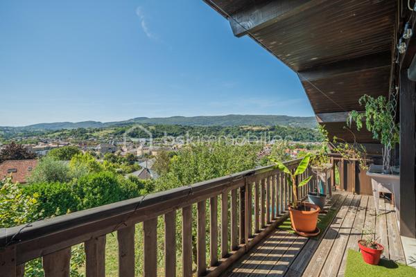 Situé à Sales, dans un environnement calme et agréable, découvrez cet appartement T4 installé au premier et dernier étage d’une petite copropriété de seulement 3 logements.

L’appartement développe environ 76 m² au sol pour 56 m² habitables, cette différence s’expliquant par les sous-pentes, principalement présentes au niveau des chambres, qui apportent charme et caractère au bien.

Il se compose d’une belle pièce de vie d’environ 30 m² avec cuisine ouverte, de trois chambres, d’une salle de bain ainsi que de WC indépendants.

L’appartement a déjà bénéficié de plusieurs améliorations, notamment au niveau de la cuisine, des sols et du système de chauffage. Il est équipé d’une chaudière individuelle au gaz récente. Quelques rafraîchissements restent à prévoir, principalement au niveau de la salle de bain.

Côté extérieur, vous profiterez d’un balcon exposé plein sud, sans vis-à-vis et offrant une vue dégagée.

Un garage vient compléter l’ensemble.

Un appartement atypique et plein de charme, au sein d’une petite copropriété, dans un environnement particulièrement calme.