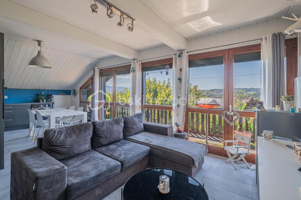 Situé à Sales, dans un environnement calme et agréable, découvrez cet appartement T4 installé au premier et dernier étage d’une petite copropriété de seulement 3 logements.

L’appartement développe environ 76 m² au sol pour 56 m² habitables, cette différence s’expliquant par les sous-pentes, principalement présentes au niveau des chambres, qui apportent charme et caractère au bien.

Il se compose d’une belle pièce de vie d’environ 30 m² avec cuisine ouverte, de trois chambres, d’une salle de bain ainsi que de WC indépendants.

L’appartement a déjà bénéficié de plusieurs améliorations, notamment au niveau de la cuisine, des sols et du système de chauffage. Il est équipé d’une chaudière individuelle au gaz récente. Quelques rafraîchissements restent à prévoir, principalement au niveau de la salle de bain.

Côté extérieur, vous profiterez d’un balcon exposé plein sud, sans vis-à-vis et offrant une vue dégagée.

Un garage vient compléter l’ensemble.

Un appartement atypique et plein de charme, au sein d’une petite copropriété, dans un environnement particulièrement calme.
