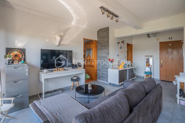 Situé à Sales, dans un environnement calme et agréable, découvrez cet appartement T4 installé au premier et dernier étage d’une petite copropriété de seulement 3 logements.

L’appartement développe environ 76 m² au sol pour 56 m² habitables, cette différence s’expliquant par les sous-pentes, principalement présentes au niveau des chambres, qui apportent charme et caractère au bien.

Il se compose d’une belle pièce de vie d’environ 30 m² avec cuisine ouverte, de trois chambres, d’une salle de bain ainsi que de WC indépendants.

L’appartement a déjà bénéficié de plusieurs améliorations, notamment au niveau de la cuisine, des sols et du système de chauffage. Il est équipé d’une chaudière individuelle au gaz récente. Quelques rafraîchissements restent à prévoir, principalement au niveau de la salle de bain.

Côté extérieur, vous profiterez d’un balcon exposé plein sud, sans vis-à-vis et offrant une vue dégagée.

Un garage vient compléter l’ensemble.

Un appartement atypique et plein de charme, au sein d’une petite copropriété, dans un environnement particulièrement calme.