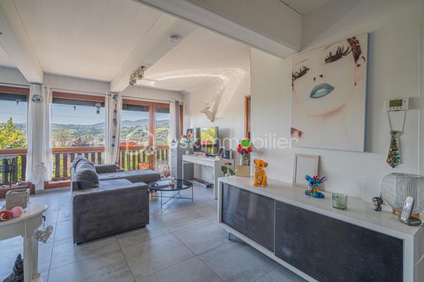 Situé à Sales, dans un environnement calme et agréable, découvrez cet appartement T4 installé au premier et dernier étage d’une petite copropriété de seulement 3 logements.

L’appartement développe environ 76 m² au sol pour 56 m² habitables, cette différence s’expliquant par les sous-pentes, principalement présentes au niveau des chambres, qui apportent charme et caractère au bien.

Il se compose d’une belle pièce de vie d’environ 30 m² avec cuisine ouverte, de trois chambres, d’une salle de bain ainsi que de WC indépendants.

L’appartement a déjà bénéficié de plusieurs améliorations, notamment au niveau de la cuisine, des sols et du système de chauffage. Il est équipé d’une chaudière individuelle au gaz récente. Quelques rafraîchissements restent à prévoir, principalement au niveau de la salle de bain.

Côté extérieur, vous profiterez d’un balcon exposé plein sud, sans vis-à-vis et offrant une vue dégagée.

Un garage vient compléter l’ensemble.

Un appartement atypique et plein de charme, au sein d’une petite copropriété, dans un environnement particulièrement calme.