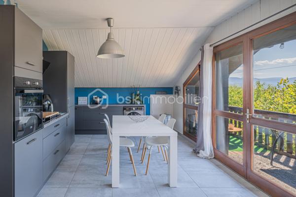 Situé à Sales, dans un environnement calme et agréable, découvrez cet appartement T4 installé au premier et dernier étage d’une petite copropriété de seulement 3 logements.

L’appartement développe environ 76 m² au sol pour 56 m² habitables, cette différence s’expliquant par les sous-pentes, principalement présentes au niveau des chambres, qui apportent charme et caractère au bien.

Il se compose d’une belle pièce de vie d’environ 30 m² avec cuisine ouverte, de trois chambres, d’une salle de bain ainsi que de WC indépendants.

L’appartement a déjà bénéficié de plusieurs améliorations, notamment au niveau de la cuisine, des sols et du système de chauffage. Il est équipé d’une chaudière individuelle au gaz récente. Quelques rafraîchissements restent à prévoir, principalement au niveau de la salle de bain.

Côté extérieur, vous profiterez d’un balcon exposé plein sud, sans vis-à-vis et offrant une vue dégagée.

Un garage vient compléter l’ensemble.

Un appartement atypique et plein de charme, au sein d’une petite copropriété, dans un environnement particulièrement calme.