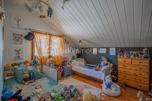 Situé à Sales, dans un environnement calme et agréable, découvrez cet appartement T4 installé au premier et dernier étage d’une petite copropriété de seulement 3 logements.

L’appartement développe environ 76 m² au sol pour 56 m² habitables, cette différence s’expliquant par les sous-pentes, principalement présentes au niveau des chambres, qui apportent charme et caractère au bien.

Il se compose d’une belle pièce de vie d’environ 30 m² avec cuisine ouverte, de trois chambres, d’une salle de bain ainsi que de WC indépendants.

L’appartement a déjà bénéficié de plusieurs améliorations, notamment au niveau de la cuisine, des sols et du système de chauffage. Il est équipé d’une chaudière individuelle au gaz récente. Quelques rafraîchissements restent à prévoir, principalement au niveau de la salle de bain.

Côté extérieur, vous profiterez d’un balcon exposé plein sud, sans vis-à-vis et offrant une vue dégagée.

Un garage vient compléter l’ensemble.

Un appartement atypique et plein de charme, au sein d’une petite copropriété, dans un environnement particulièrement calme.