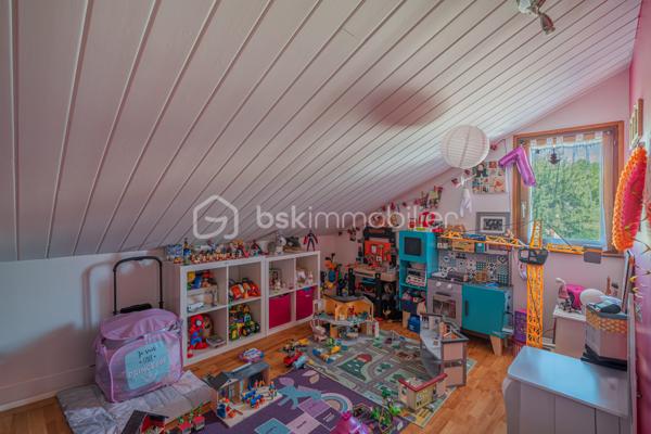 Situé à Sales, dans un environnement calme et agréable, découvrez cet appartement T4 installé au premier et dernier étage d’une petite copropriété de seulement 3 logements.

L’appartement développe environ 76 m² au sol pour 56 m² habitables, cette différence s’expliquant par les sous-pentes, principalement présentes au niveau des chambres, qui apportent charme et caractère au bien.

Il se compose d’une belle pièce de vie d’environ 30 m² avec cuisine ouverte, de trois chambres, d’une salle de bain ainsi que de WC indépendants.

L’appartement a déjà bénéficié de plusieurs améliorations, notamment au niveau de la cuisine, des sols et du système de chauffage. Il est équipé d’une chaudière individuelle au gaz récente. Quelques rafraîchissements restent à prévoir, principalement au niveau de la salle de bain.

Côté extérieur, vous profiterez d’un balcon exposé plein sud, sans vis-à-vis et offrant une vue dégagée.

Un garage vient compléter l’ensemble.

Un appartement atypique et plein de charme, au sein d’une petite copropriété, dans un environnement particulièrement calme.