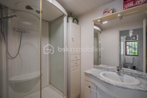 Situé à Sales, dans un environnement calme et agréable, découvrez cet appartement T4 installé au premier et dernier étage d’une petite copropriété de seulement 3 logements.

L’appartement développe environ 76 m² au sol pour 56 m² habitables, cette différence s’expliquant par les sous-pentes, principalement présentes au niveau des chambres, qui apportent charme et caractère au bien.

Il se compose d’une belle pièce de vie d’environ 30 m² avec cuisine ouverte, de trois chambres, d’une salle de bain ainsi que de WC indépendants.

L’appartement a déjà bénéficié de plusieurs améliorations, notamment au niveau de la cuisine, des sols et du système de chauffage. Il est équipé d’une chaudière individuelle au gaz récente. Quelques rafraîchissements restent à prévoir, principalement au niveau de la salle de bain.

Côté extérieur, vous profiterez d’un balcon exposé plein sud, sans vis-à-vis et offrant une vue dégagée.

Un garage vient compléter l’ensemble.

Un appartement atypique et plein de charme, au sein d’une petite copropriété, dans un environnement particulièrement calme.