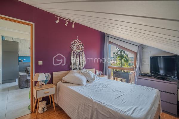 Situé à Sales, dans un environnement calme et agréable, découvrez cet appartement T4 installé au premier et dernier étage d’une petite copropriété de seulement 3 logements.

L’appartement développe environ 76 m² au sol pour 56 m² habitables, cette différence s’expliquant par les sous-pentes, principalement présentes au niveau des chambres, qui apportent charme et caractère au bien.

Il se compose d’une belle pièce de vie d’environ 30 m² avec cuisine ouverte, de trois chambres, d’une salle de bain ainsi que de WC indépendants.

L’appartement a déjà bénéficié de plusieurs améliorations, notamment au niveau de la cuisine, des sols et du système de chauffage. Il est équipé d’une chaudière individuelle au gaz récente. Quelques rafraîchissements restent à prévoir, principalement au niveau de la salle de bain.

Côté extérieur, vous profiterez d’un balcon exposé plein sud, sans vis-à-vis et offrant une vue dégagée.

Un garage vient compléter l’ensemble.

Un appartement atypique et plein de charme, au sein d’une petite copropriété, dans un environnement particulièrement calme.