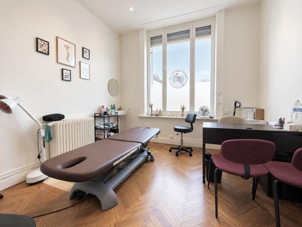 Boulevard du Général Leclerc : immeuble de rapport, 3 bureaux et 1 appartement