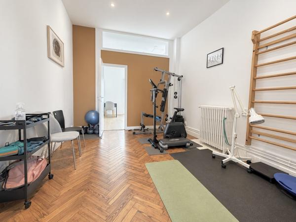 Boulevard du Général Leclerc : immeuble de rapport, 3 bureaux et 1 appartement