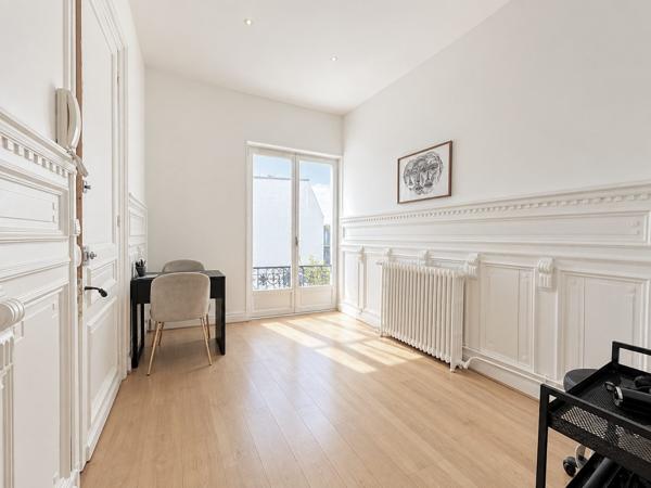 Boulevard du Général Leclerc : immeuble de rapport, 3 bureaux et 1 appartement