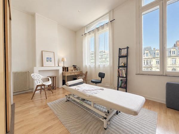 Boulevard du Général Leclerc : immeuble de rapport, 3 bureaux et 1 appartement