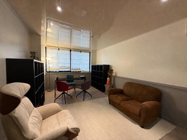 Local professionnel de 3 bureaux avec salle d'attente et place de parking