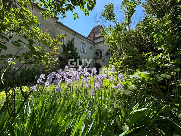 Cahors, charmante propriété familiale atypique avec magnifique parc.