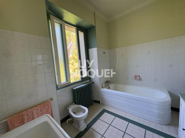 Cahors, charmante propriété familiale atypique avec magnifique parc.