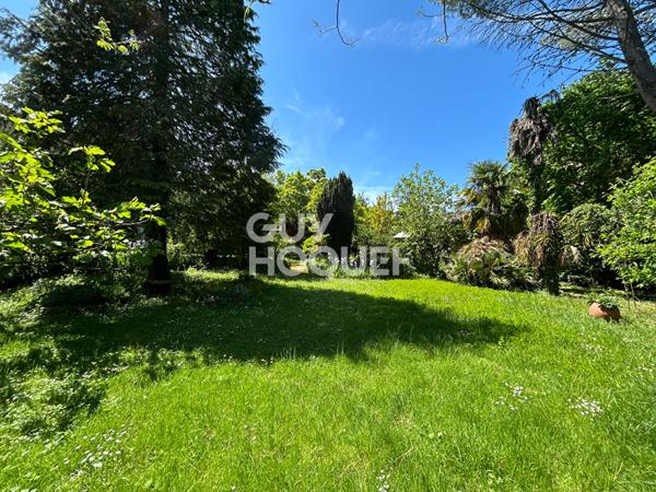 Cahors, charmante propriété familiale atypique avec magnifique parc.