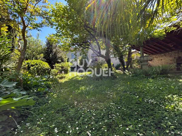 Cahors, charmante propriété familiale atypique avec magnifique parc.