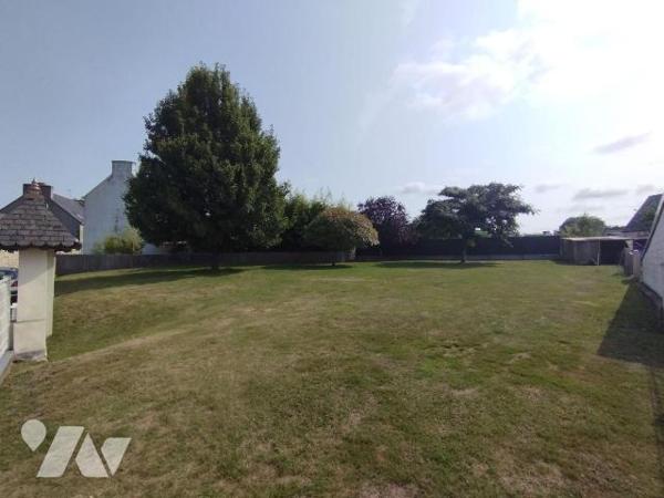 BOURG DE KERNEVEL-ROSPORDEN POUR CE TERRAIN CONSTRUCTIBLE DE 602 M².
Entièrement clos de murs....