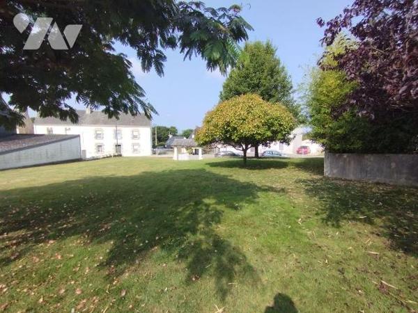 BOURG DE KERNEVEL-ROSPORDEN POUR CE TERRAIN CONSTRUCTIBLE DE 602 M².
Entièrement clos de murs....