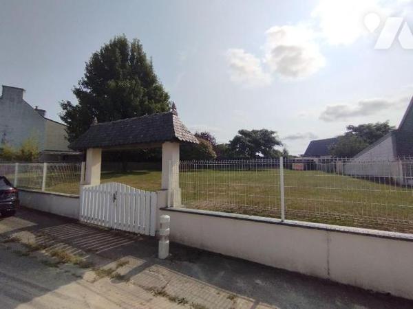 BOURG DE KERNEVEL-ROSPORDEN POUR CE TERRAIN CONSTRUCTIBLE DE 602 M².
Entièrement clos de murs....