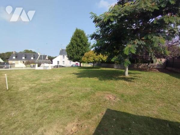 BOURG DE KERNEVEL-ROSPORDEN POUR CE TERRAIN CONSTRUCTIBLE DE 602 M².
Entièrement clos de murs....