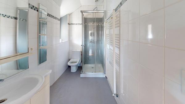 Maison de 205 m2 et S/S total 349 990