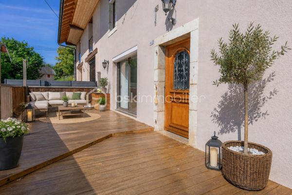 À Ferrières, dans un environnement calme et préservé, au cœur d’un cadre naturel entouré de montagnes, découvrez ce superbe duplex de 124 m², offrant un excellent compromis entre maison et appartement.

Situé dans un ancien corps de ferme, ce bien a été entièrement rénové avec goût. Il séduit par ses beaux volumes, sa circulation fluide entre les espaces et son atmosphère chaleureuse.

Au rez-de-chaussée, vous profitez d’une grande pièce de vie lumineuse de plus de 50 m², comprenant une cuisine ouverte, un espace repas et un salon. Moderne et fonctionnelle, la cuisine s’articule autour d’un îlot central convivial. Depuis la pièce de vie, vous accédez à une agréable terrasse en bois, idéale pour profiter du calme environnant. Un petit potager vient compléter ce bel extérieur.

Ce niveau dispose également d’une buanderie ainsi que d’un WC indépendant.

Un élégant escalier en métal apporte du caractère à l’ensemble et mène à l’étage. Une verrière ouvre les perspectives et renforce la luminosité de la mezzanine.

L’espace nuit se compose actuellement de deux chambres et d’une grande mezzanine, pouvant facilement être transformée en troisième chambre.

La chambre parentale, d’environ 20 m², bénéficie d’un dressing ainsi que d’une salle d’eau complète avec baignoire, douche et WC. La seconde chambre, d’environ 13 m², dispose également de sa propre douche.

Toiture et façade récentes, aucun travaux à prévoir.

Le bien fait partie d’une copropriété bénévole, sans frais de copropriété. Le chauffage est collectif avec comptage individuel, complété par un poêle à granulés apportant confort et convivialité.

Ce duplex dispose également de deux places de parking ainsi que d’une cave.

La commune de Ferrières offre un cadre naturel recherché, à proximité immédiate de la Mandallaz et à moins de 10 minutes de l’accès autoroute permettant de rejoindre Genève.

Un bien atypique et chaleureux, idéal pour ceux qui recherchent les volumes et le confort d’une maison, tout en conservant les avantages d’un appartement.