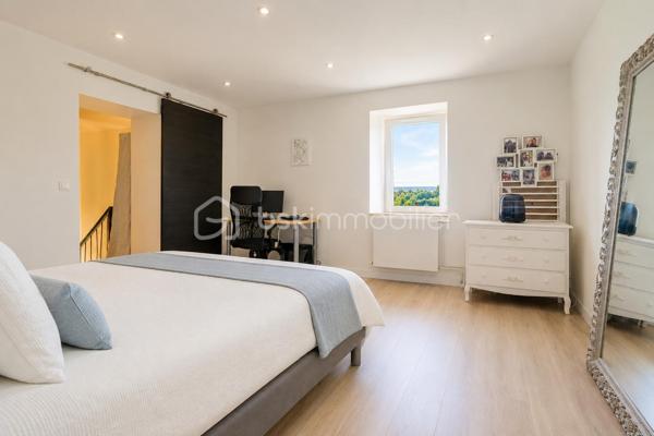 À Ferrières, dans un environnement calme et préservé, au cœur d’un cadre naturel entouré de montagnes, découvrez ce superbe duplex de 124 m², offrant un excellent compromis entre maison et appartement.

Situé dans un ancien corps de ferme, ce bien a été entièrement rénové avec goût. Il séduit par ses beaux volumes, sa circulation fluide entre les espaces et son atmosphère chaleureuse.

Au rez-de-chaussée, vous profitez d’une grande pièce de vie lumineuse de plus de 50 m², comprenant une cuisine ouverte, un espace repas et un salon. Moderne et fonctionnelle, la cuisine s’articule autour d’un îlot central convivial. Depuis la pièce de vie, vous accédez à une agréable terrasse en bois, idéale pour profiter du calme environnant. Un petit potager vient compléter ce bel extérieur.

Ce niveau dispose également d’une buanderie ainsi que d’un WC indépendant.

Un élégant escalier en métal apporte du caractère à l’ensemble et mène à l’étage. Une verrière ouvre les perspectives et renforce la luminosité de la mezzanine.

L’espace nuit se compose actuellement de deux chambres et d’une grande mezzanine, pouvant facilement être transformée en troisième chambre.

La chambre parentale, d’environ 20 m², bénéficie d’un dressing ainsi que d’une salle d’eau complète avec baignoire, douche et WC. La seconde chambre, d’environ 13 m², dispose également de sa propre douche.

Toiture et façade récentes, aucun travaux à prévoir.

Le bien fait partie d’une copropriété bénévole, sans frais de copropriété. Le chauffage est collectif avec comptage individuel, complété par un poêle à granulés apportant confort et convivialité.

Ce duplex dispose également de deux places de parking ainsi que d’une cave.

La commune de Ferrières offre un cadre naturel recherché, à proximité immédiate de la Mandallaz et à moins de 10 minutes de l’accès autoroute permettant de rejoindre Genève.

Un bien atypique et chaleureux, idéal pour ceux qui recherchent les volumes et le confort d’une maison, tout en conservant les avantages d’un appartement.