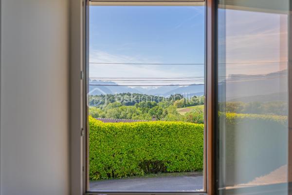 À Ferrières, dans un environnement calme et préservé, au cœur d’un cadre naturel entouré de montagnes, découvrez ce superbe duplex de 124 m², offrant un excellent compromis entre maison et appartement.

Situé dans un ancien corps de ferme, ce bien a été entièrement rénové avec goût. Il séduit par ses beaux volumes, sa circulation fluide entre les espaces et son atmosphère chaleureuse.

Au rez-de-chaussée, vous profitez d’une grande pièce de vie lumineuse de plus de 50 m², comprenant une cuisine ouverte, un espace repas et un salon. Moderne et fonctionnelle, la cuisine s’articule autour d’un îlot central convivial. Depuis la pièce de vie, vous accédez à une agréable terrasse en bois, idéale pour profiter du calme environnant. Un petit potager vient compléter ce bel extérieur.

Ce niveau dispose également d’une buanderie ainsi que d’un WC indépendant.

Un élégant escalier en métal apporte du caractère à l’ensemble et mène à l’étage. Une verrière ouvre les perspectives et renforce la luminosité de la mezzanine.

L’espace nuit se compose actuellement de deux chambres et d’une grande mezzanine, pouvant facilement être transformée en troisième chambre.

La chambre parentale, d’environ 20 m², bénéficie d’un dressing ainsi que d’une salle d’eau complète avec baignoire, douche et WC. La seconde chambre, d’environ 13 m², dispose également de sa propre douche.

Toiture et façade récentes, aucun travaux à prévoir.

Le bien fait partie d’une copropriété bénévole, sans frais de copropriété. Le chauffage est collectif avec comptage individuel, complété par un poêle à granulés apportant confort et convivialité.

Ce duplex dispose également de deux places de parking ainsi que d’une cave.

La commune de Ferrières offre un cadre naturel recherché, à proximité immédiate de la Mandallaz et à moins de 10 minutes de l’accès autoroute permettant de rejoindre Genève.

Un bien atypique et chaleureux, idéal pour ceux qui recherchent les volumes et le confort d’une maison, tout en conservant les avantages d’un appartement.