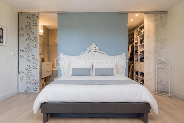 À Ferrières, dans un environnement calme et préservé, au cœur d’un cadre naturel entouré de montagnes, découvrez ce superbe duplex de 124 m², offrant un excellent compromis entre maison et appartement.

Situé dans un ancien corps de ferme, ce bien a été entièrement rénové avec goût. Il séduit par ses beaux volumes, sa circulation fluide entre les espaces et son atmosphère chaleureuse.

Au rez-de-chaussée, vous profitez d’une grande pièce de vie lumineuse de plus de 50 m², comprenant une cuisine ouverte, un espace repas et un salon. Moderne et fonctionnelle, la cuisine s’articule autour d’un îlot central convivial. Depuis la pièce de vie, vous accédez à une agréable terrasse en bois, idéale pour profiter du calme environnant. Un petit potager vient compléter ce bel extérieur.

Ce niveau dispose également d’une buanderie ainsi que d’un WC indépendant.

Un élégant escalier en métal apporte du caractère à l’ensemble et mène à l’étage. Une verrière ouvre les perspectives et renforce la luminosité de la mezzanine.

L’espace nuit se compose actuellement de deux chambres et d’une grande mezzanine, pouvant facilement être transformée en troisième chambre.

La chambre parentale, d’environ 20 m², bénéficie d’un dressing ainsi que d’une salle d’eau complète avec baignoire, douche et WC. La seconde chambre, d’environ 13 m², dispose également de sa propre douche.

Toiture et façade récentes, aucun travaux à prévoir.

Le bien fait partie d’une copropriété bénévole, sans frais de copropriété. Le chauffage est collectif avec comptage individuel, complété par un poêle à granulés apportant confort et convivialité.

Ce duplex dispose également de deux places de parking ainsi que d’une cave.

La commune de Ferrières offre un cadre naturel recherché, à proximité immédiate de la Mandallaz et à moins de 10 minutes de l’accès autoroute permettant de rejoindre Genève.

Un bien atypique et chaleureux, idéal pour ceux qui recherchent les volumes et le confort d’une maison, tout en conservant les avantages d’un appartement.