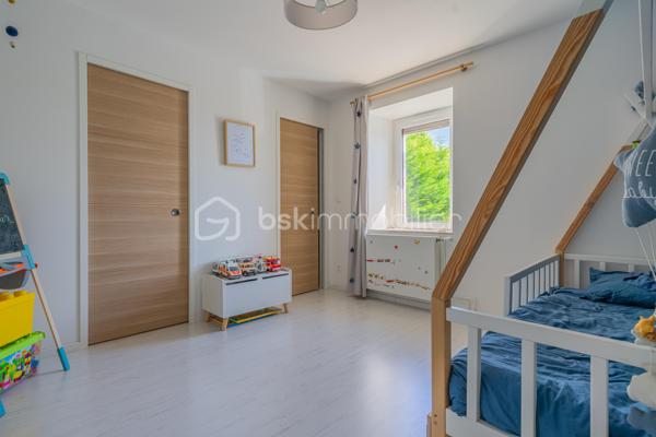 À Ferrières, dans un environnement calme et préservé, au cœur d’un cadre naturel entouré de montagnes, découvrez ce superbe duplex de 124 m², offrant un excellent compromis entre maison et appartement.

Situé dans un ancien corps de ferme, ce bien a été entièrement rénové avec goût. Il séduit par ses beaux volumes, sa circulation fluide entre les espaces et son atmosphère chaleureuse.

Au rez-de-chaussée, vous profitez d’une grande pièce de vie lumineuse de plus de 50 m², comprenant une cuisine ouverte, un espace repas et un salon. Moderne et fonctionnelle, la cuisine s’articule autour d’un îlot central convivial. Depuis la pièce de vie, vous accédez à une agréable terrasse en bois, idéale pour profiter du calme environnant. Un petit potager vient compléter ce bel extérieur.

Ce niveau dispose également d’une buanderie ainsi que d’un WC indépendant.

Un élégant escalier en métal apporte du caractère à l’ensemble et mène à l’étage. Une verrière ouvre les perspectives et renforce la luminosité de la mezzanine.

L’espace nuit se compose actuellement de deux chambres et d’une grande mezzanine, pouvant facilement être transformée en troisième chambre.

La chambre parentale, d’environ 20 m², bénéficie d’un dressing ainsi que d’une salle d’eau complète avec baignoire, douche et WC. La seconde chambre, d’environ 13 m², dispose également de sa propre douche.

Toiture et façade récentes, aucun travaux à prévoir.

Le bien fait partie d’une copropriété bénévole, sans frais de copropriété. Le chauffage est collectif avec comptage individuel, complété par un poêle à granulés apportant confort et convivialité.

Ce duplex dispose également de deux places de parking ainsi que d’une cave.

La commune de Ferrières offre un cadre naturel recherché, à proximité immédiate de la Mandallaz et à moins de 10 minutes de l’accès autoroute permettant de rejoindre Genève.

Un bien atypique et chaleureux, idéal pour ceux qui recherchent les volumes et le confort d’une maison, tout en conservant les avantages d’un appartement.