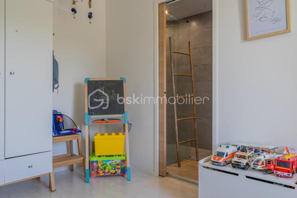 À Ferrières, dans un environnement calme et préservé, au cœur d’un cadre naturel entouré de montagnes, découvrez ce superbe duplex de 124 m², offrant un excellent compromis entre maison et appartement.

Situé dans un ancien corps de ferme, ce bien a été entièrement rénové avec goût. Il séduit par ses beaux volumes, sa circulation fluide entre les espaces et son atmosphère chaleureuse.

Au rez-de-chaussée, vous profitez d’une grande pièce de vie lumineuse de plus de 50 m², comprenant une cuisine ouverte, un espace repas et un salon. Moderne et fonctionnelle, la cuisine s’articule autour d’un îlot central convivial. Depuis la pièce de vie, vous accédez à une agréable terrasse en bois, idéale pour profiter du calme environnant. Un petit potager vient compléter ce bel extérieur.

Ce niveau dispose également d’une buanderie ainsi que d’un WC indépendant.

Un élégant escalier en métal apporte du caractère à l’ensemble et mène à l’étage. Une verrière ouvre les perspectives et renforce la luminosité de la mezzanine.

L’espace nuit se compose actuellement de deux chambres et d’une grande mezzanine, pouvant facilement être transformée en troisième chambre.

La chambre parentale, d’environ 20 m², bénéficie d’un dressing ainsi que d’une salle d’eau complète avec baignoire, douche et WC. La seconde chambre, d’environ 13 m², dispose également de sa propre douche.

Toiture et façade récentes, aucun travaux à prévoir.

Le bien fait partie d’une copropriété bénévole, sans frais de copropriété. Le chauffage est collectif avec comptage individuel, complété par un poêle à granulés apportant confort et convivialité.

Ce duplex dispose également de deux places de parking ainsi que d’une cave.

La commune de Ferrières offre un cadre naturel recherché, à proximité immédiate de la Mandallaz et à moins de 10 minutes de l’accès autoroute permettant de rejoindre Genève.

Un bien atypique et chaleureux, idéal pour ceux qui recherchent les volumes et le confort d’une maison, tout en conservant les avantages d’un appartement.