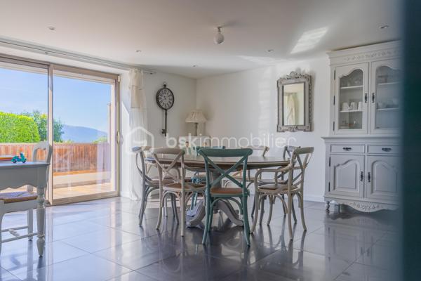 À Ferrières, dans un environnement calme et préservé, au cœur d’un cadre naturel entouré de montagnes, découvrez ce superbe duplex de 124 m², offrant un excellent compromis entre maison et appartement.

Situé dans un ancien corps de ferme, ce bien a été entièrement rénové avec goût. Il séduit par ses beaux volumes, sa circulation fluide entre les espaces et son atmosphère chaleureuse.

Au rez-de-chaussée, vous profitez d’une grande pièce de vie lumineuse de plus de 50 m², comprenant une cuisine ouverte, un espace repas et un salon. Moderne et fonctionnelle, la cuisine s’articule autour d’un îlot central convivial. Depuis la pièce de vie, vous accédez à une agréable terrasse en bois, idéale pour profiter du calme environnant. Un petit potager vient compléter ce bel extérieur.

Ce niveau dispose également d’une buanderie ainsi que d’un WC indépendant.

Un élégant escalier en métal apporte du caractère à l’ensemble et mène à l’étage. Une verrière ouvre les perspectives et renforce la luminosité de la mezzanine.

L’espace nuit se compose actuellement de deux chambres et d’une grande mezzanine, pouvant facilement être transformée en troisième chambre.

La chambre parentale, d’environ 20 m², bénéficie d’un dressing ainsi que d’une salle d’eau complète avec baignoire, douche et WC. La seconde chambre, d’environ 13 m², dispose également de sa propre douche.

Toiture et façade récentes, aucun travaux à prévoir.

Le bien fait partie d’une copropriété bénévole, sans frais de copropriété. Le chauffage est collectif avec comptage individuel, complété par un poêle à granulés apportant confort et convivialité.

Ce duplex dispose également de deux places de parking ainsi que d’une cave.

La commune de Ferrières offre un cadre naturel recherché, à proximité immédiate de la Mandallaz et à moins de 10 minutes de l’accès autoroute permettant de rejoindre Genève.

Un bien atypique et chaleureux, idéal pour ceux qui recherchent les volumes et le confort d’une maison, tout en conservant les avantages d’un appartement.