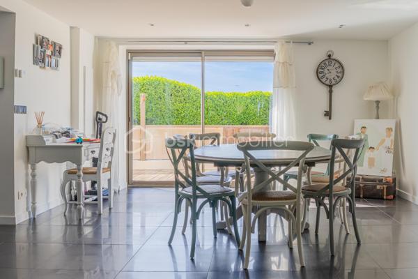À Ferrières, dans un environnement calme et préservé, au cœur d’un cadre naturel entouré de montagnes, découvrez ce superbe duplex de 124 m², offrant un excellent compromis entre maison et appartement.

Situé dans un ancien corps de ferme, ce bien a été entièrement rénové avec goût. Il séduit par ses beaux volumes, sa circulation fluide entre les espaces et son atmosphère chaleureuse.

Au rez-de-chaussée, vous profitez d’une grande pièce de vie lumineuse de plus de 50 m², comprenant une cuisine ouverte, un espace repas et un salon. Moderne et fonctionnelle, la cuisine s’articule autour d’un îlot central convivial. Depuis la pièce de vie, vous accédez à une agréable terrasse en bois, idéale pour profiter du calme environnant. Un petit potager vient compléter ce bel extérieur.

Ce niveau dispose également d’une buanderie ainsi que d’un WC indépendant.

Un élégant escalier en métal apporte du caractère à l’ensemble et mène à l’étage. Une verrière ouvre les perspectives et renforce la luminosité de la mezzanine.

L’espace nuit se compose actuellement de deux chambres et d’une grande mezzanine, pouvant facilement être transformée en troisième chambre.

La chambre parentale, d’environ 20 m², bénéficie d’un dressing ainsi que d’une salle d’eau complète avec baignoire, douche et WC. La seconde chambre, d’environ 13 m², dispose également de sa propre douche.

Toiture et façade récentes, aucun travaux à prévoir.

Le bien fait partie d’une copropriété bénévole, sans frais de copropriété. Le chauffage est collectif avec comptage individuel, complété par un poêle à granulés apportant confort et convivialité.

Ce duplex dispose également de deux places de parking ainsi que d’une cave.

La commune de Ferrières offre un cadre naturel recherché, à proximité immédiate de la Mandallaz et à moins de 10 minutes de l’accès autoroute permettant de rejoindre Genève.

Un bien atypique et chaleureux, idéal pour ceux qui recherchent les volumes et le confort d’une maison, tout en conservant les avantages d’un appartement.