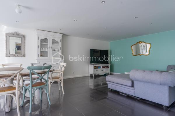 À Ferrières, dans un environnement calme et préservé, au cœur d’un cadre naturel entouré de montagnes, découvrez ce superbe duplex de 124 m², offrant un excellent compromis entre maison et appartement.

Situé dans un ancien corps de ferme, ce bien a été entièrement rénové avec goût. Il séduit par ses beaux volumes, sa circulation fluide entre les espaces et son atmosphère chaleureuse.

Au rez-de-chaussée, vous profitez d’une grande pièce de vie lumineuse de plus de 50 m², comprenant une cuisine ouverte, un espace repas et un salon. Moderne et fonctionnelle, la cuisine s’articule autour d’un îlot central convivial. Depuis la pièce de vie, vous accédez à une agréable terrasse en bois, idéale pour profiter du calme environnant. Un petit potager vient compléter ce bel extérieur.

Ce niveau dispose également d’une buanderie ainsi que d’un WC indépendant.

Un élégant escalier en métal apporte du caractère à l’ensemble et mène à l’étage. Une verrière ouvre les perspectives et renforce la luminosité de la mezzanine.

L’espace nuit se compose actuellement de deux chambres et d’une grande mezzanine, pouvant facilement être transformée en troisième chambre.

La chambre parentale, d’environ 20 m², bénéficie d’un dressing ainsi que d’une salle d’eau complète avec baignoire, douche et WC. La seconde chambre, d’environ 13 m², dispose également de sa propre douche.

Toiture et façade récentes, aucun travaux à prévoir.

Le bien fait partie d’une copropriété bénévole, sans frais de copropriété. Le chauffage est collectif avec comptage individuel, complété par un poêle à granulés apportant confort et convivialité.

Ce duplex dispose également de deux places de parking ainsi que d’une cave.

La commune de Ferrières offre un cadre naturel recherché, à proximité immédiate de la Mandallaz et à moins de 10 minutes de l’accès autoroute permettant de rejoindre Genève.

Un bien atypique et chaleureux, idéal pour ceux qui recherchent les volumes et le confort d’une maison, tout en conservant les avantages d’un appartement.