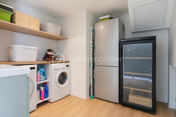 À Ferrières, dans un environnement calme et préservé, au cœur d’un cadre naturel entouré de montagnes, découvrez ce superbe duplex de 124 m², offrant un excellent compromis entre maison et appartement.

Situé dans un ancien corps de ferme, ce bien a été entièrement rénové avec goût. Il séduit par ses beaux volumes, sa circulation fluide entre les espaces et son atmosphère chaleureuse.

Au rez-de-chaussée, vous profitez d’une grande pièce de vie lumineuse de plus de 50 m², comprenant une cuisine ouverte, un espace repas et un salon. Moderne et fonctionnelle, la cuisine s’articule autour d’un îlot central convivial. Depuis la pièce de vie, vous accédez à une agréable terrasse en bois, idéale pour profiter du calme environnant. Un petit potager vient compléter ce bel extérieur.

Ce niveau dispose également d’une buanderie ainsi que d’un WC indépendant.

Un élégant escalier en métal apporte du caractère à l’ensemble et mène à l’étage. Une verrière ouvre les perspectives et renforce la luminosité de la mezzanine.

L’espace nuit se compose actuellement de deux chambres et d’une grande mezzanine, pouvant facilement être transformée en troisième chambre.

La chambre parentale, d’environ 20 m², bénéficie d’un dressing ainsi que d’une salle d’eau complète avec baignoire, douche et WC. La seconde chambre, d’environ 13 m², dispose également de sa propre douche.

Toiture et façade récentes, aucun travaux à prévoir.

Le bien fait partie d’une copropriété bénévole, sans frais de copropriété. Le chauffage est collectif avec comptage individuel, complété par un poêle à granulés apportant confort et convivialité.

Ce duplex dispose également de deux places de parking ainsi que d’une cave.

La commune de Ferrières offre un cadre naturel recherché, à proximité immédiate de la Mandallaz et à moins de 10 minutes de l’accès autoroute permettant de rejoindre Genève.

Un bien atypique et chaleureux, idéal pour ceux qui recherchent les volumes et le confort d’une maison, tout en conservant les avantages d’un appartement.
