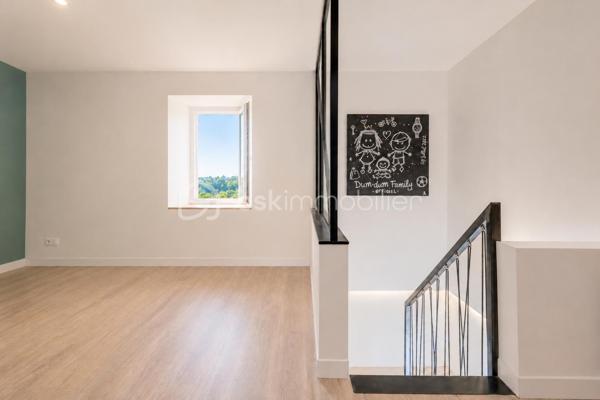 À Ferrières, dans un environnement calme et préservé, au cœur d’un cadre naturel entouré de montagnes, découvrez ce superbe duplex de 124 m², offrant un excellent compromis entre maison et appartement.

Situé dans un ancien corps de ferme, ce bien a été entièrement rénové avec goût. Il séduit par ses beaux volumes, sa circulation fluide entre les espaces et son atmosphère chaleureuse.

Au rez-de-chaussée, vous profitez d’une grande pièce de vie lumineuse de plus de 50 m², comprenant une cuisine ouverte, un espace repas et un salon. Moderne et fonctionnelle, la cuisine s’articule autour d’un îlot central convivial. Depuis la pièce de vie, vous accédez à une agréable terrasse en bois, idéale pour profiter du calme environnant. Un petit potager vient compléter ce bel extérieur.

Ce niveau dispose également d’une buanderie ainsi que d’un WC indépendant.

Un élégant escalier en métal apporte du caractère à l’ensemble et mène à l’étage. Une verrière ouvre les perspectives et renforce la luminosité de la mezzanine.

L’espace nuit se compose actuellement de deux chambres et d’une grande mezzanine, pouvant facilement être transformée en troisième chambre.

La chambre parentale, d’environ 20 m², bénéficie d’un dressing ainsi que d’une salle d’eau complète avec baignoire, douche et WC. La seconde chambre, d’environ 13 m², dispose également de sa propre douche.

Toiture et façade récentes, aucun travaux à prévoir.

Le bien fait partie d’une copropriété bénévole, sans frais de copropriété. Le chauffage est collectif avec comptage individuel, complété par un poêle à granulés apportant confort et convivialité.

Ce duplex dispose également de deux places de parking ainsi que d’une cave.

La commune de Ferrières offre un cadre naturel recherché, à proximité immédiate de la Mandallaz et à moins de 10 minutes de l’accès autoroute permettant de rejoindre Genève.

Un bien atypique et chaleureux, idéal pour ceux qui recherchent les volumes et le confort d’une maison, tout en conservant les avantages d’un appartement.