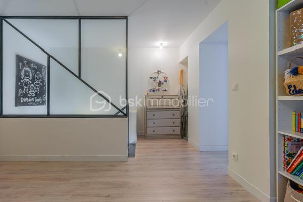 À Ferrières, dans un environnement calme et préservé, au cœur d’un cadre naturel entouré de montagnes, découvrez ce superbe duplex de 124 m², offrant un excellent compromis entre maison et appartement.

Situé dans un ancien corps de ferme, ce bien a été entièrement rénové avec goût. Il séduit par ses beaux volumes, sa circulation fluide entre les espaces et son atmosphère chaleureuse.

Au rez-de-chaussée, vous profitez d’une grande pièce de vie lumineuse de plus de 50 m², comprenant une cuisine ouverte, un espace repas et un salon. Moderne et fonctionnelle, la cuisine s’articule autour d’un îlot central convivial. Depuis la pièce de vie, vous accédez à une agréable terrasse en bois, idéale pour profiter du calme environnant. Un petit potager vient compléter ce bel extérieur.

Ce niveau dispose également d’une buanderie ainsi que d’un WC indépendant.

Un élégant escalier en métal apporte du caractère à l’ensemble et mène à l’étage. Une verrière ouvre les perspectives et renforce la luminosité de la mezzanine.

L’espace nuit se compose actuellement de deux chambres et d’une grande mezzanine, pouvant facilement être transformée en troisième chambre.

La chambre parentale, d’environ 20 m², bénéficie d’un dressing ainsi que d’une salle d’eau complète avec baignoire, douche et WC. La seconde chambre, d’environ 13 m², dispose également de sa propre douche.

Toiture et façade récentes, aucun travaux à prévoir.

Le bien fait partie d’une copropriété bénévole, sans frais de copropriété. Le chauffage est collectif avec comptage individuel, complété par un poêle à granulés apportant confort et convivialité.

Ce duplex dispose également de deux places de parking ainsi que d’une cave.

La commune de Ferrières offre un cadre naturel recherché, à proximité immédiate de la Mandallaz et à moins de 10 minutes de l’accès autoroute permettant de rejoindre Genève.

Un bien atypique et chaleureux, idéal pour ceux qui recherchent les volumes et le confort d’une maison, tout en conservant les avantages d’un appartement.