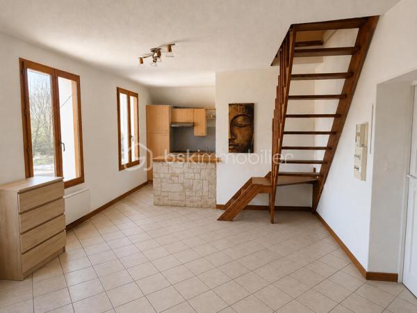 À deux pas de toutes les commodités du centre-ville de Rumilly, découvrez ce T2 d'environ 40 m² situé au 2ᵉ étage d'une petite copropriété dont la toiture et les façades ont été récemment rénovées.

Vous accéderez directement à une pièce de vie lumineuse comprenant un séjour avec kitchenette ouverte. Ce niveau dispose également d'une salle d'eau avec WC, baignoire, emplacement pour machine à laver et ballon d'eau chaude.

Depuis le séjour, un escalier mène à une chambre aménagée sous les combles, offrant un espace nuit chaleureux et indépendant.

Côté technique, l'appartement est équipé de menuiseries bois double vitrage, d'un chauffage électrique individuel, d'une VMC ainsi que de nombreux espaces de rangement. Le Velux a été remplacé lors de la réfection récente de la toiture.

Une cave privative d'environ 20 m² en sous-sol complète ce bien et offre un espace de stockage particulièrement appréciable.

Les atouts :
Centre-ville de Rumilly
Toutes les commodités accessibles à pied
Exposition Est et belle luminosité
Trois grandes fenêtres dans la pièce de vie
Toiture et façades récemment rénovées
Velux récent
Cave d'environ 20 m²
Petite copropriété

Cet appartement nécessite des travaux de rénovation pour révéler tout son potentiel, mais constitue une excellente opportunité pour un premier achat ou un investissement locatif. Sa surface optimisée et sa configuration permettent d'envisager une rénovation maîtrisée afin de créer un logement confortable et attractif.

À découvrir rapidement !