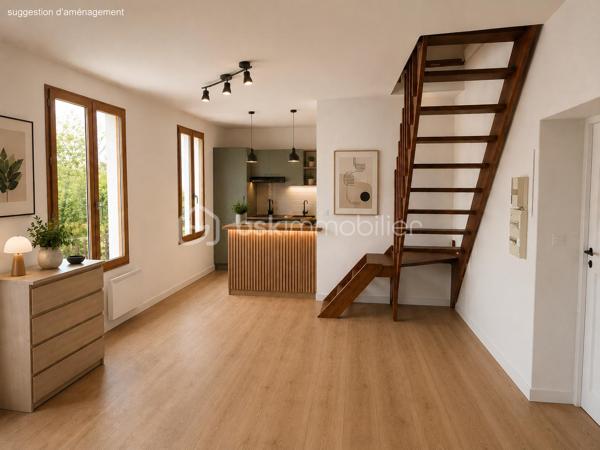 À deux pas de toutes les commodités du centre-ville de Rumilly, découvrez ce T2 d'environ 40 m² situé au 2ᵉ étage d'une petite copropriété dont la toiture et les façades ont été récemment rénovées.

Vous accéderez directement à une pièce de vie lumineuse comprenant un séjour avec kitchenette ouverte. Ce niveau dispose également d'une salle d'eau avec WC, baignoire, emplacement pour machine à laver et ballon d'eau chaude.

Depuis le séjour, un escalier mène à une chambre aménagée sous les combles, offrant un espace nuit chaleureux et indépendant.

Côté technique, l'appartement est équipé de menuiseries bois double vitrage, d'un chauffage électrique individuel, d'une VMC ainsi que de nombreux espaces de rangement. Le Velux a été remplacé lors de la réfection récente de la toiture.

Une cave privative d'environ 20 m² en sous-sol complète ce bien et offre un espace de stockage particulièrement appréciable.

Les atouts :
Centre-ville de Rumilly
Toutes les commodités accessibles à pied
Exposition Est et belle luminosité
Trois grandes fenêtres dans la pièce de vie
Toiture et façades récemment rénovées
Velux récent
Cave d'environ 20 m²
Petite copropriété

Cet appartement nécessite des travaux de rénovation pour révéler tout son potentiel, mais constitue une excellente opportunité pour un premier achat ou un investissement locatif. Sa surface optimisée et sa configuration permettent d'envisager une rénovation maîtrisée afin de créer un logement confortable et attractif.

À découvrir rapidement !