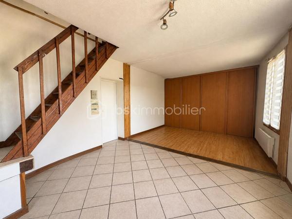 À deux pas de toutes les commodités du centre-ville de Rumilly, découvrez ce T2 d'environ 40 m² situé au 2ᵉ étage d'une petite copropriété dont la toiture et les façades ont été récemment rénovées.

Vous accéderez directement à une pièce de vie lumineuse comprenant un séjour avec kitchenette ouverte. Ce niveau dispose également d'une salle d'eau avec WC, baignoire, emplacement pour machine à laver et ballon d'eau chaude.

Depuis le séjour, un escalier mène à une chambre aménagée sous les combles, offrant un espace nuit chaleureux et indépendant.

Côté technique, l'appartement est équipé de menuiseries bois double vitrage, d'un chauffage électrique individuel, d'une VMC ainsi que de nombreux espaces de rangement. Le Velux a été remplacé lors de la réfection récente de la toiture.

Une cave privative d'environ 20 m² en sous-sol complète ce bien et offre un espace de stockage particulièrement appréciable.

Les atouts :
Centre-ville de Rumilly
Toutes les commodités accessibles à pied
Exposition Est et belle luminosité
Trois grandes fenêtres dans la pièce de vie
Toiture et façades récemment rénovées
Velux récent
Cave d'environ 20 m²
Petite copropriété

Cet appartement nécessite des travaux de rénovation pour révéler tout son potentiel, mais constitue une excellente opportunité pour un premier achat ou un investissement locatif. Sa surface optimisée et sa configuration permettent d'envisager une rénovation maîtrisée afin de créer un logement confortable et attractif.

À découvrir rapidement !
