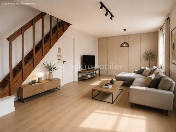 À deux pas de toutes les commodités du centre-ville de Rumilly, découvrez ce T2 d'environ 40 m² situé au 2ᵉ étage d'une petite copropriété dont la toiture et les façades ont été récemment rénovées.

Vous accéderez directement à une pièce de vie lumineuse comprenant un séjour avec kitchenette ouverte. Ce niveau dispose également d'une salle d'eau avec WC, baignoire, emplacement pour machine à laver et ballon d'eau chaude.

Depuis le séjour, un escalier mène à une chambre aménagée sous les combles, offrant un espace nuit chaleureux et indépendant.

Côté technique, l'appartement est équipé de menuiseries bois double vitrage, d'un chauffage électrique individuel, d'une VMC ainsi que de nombreux espaces de rangement. Le Velux a été remplacé lors de la réfection récente de la toiture.

Une cave privative d'environ 20 m² en sous-sol complète ce bien et offre un espace de stockage particulièrement appréciable.

Les atouts :
Centre-ville de Rumilly
Toutes les commodités accessibles à pied
Exposition Est et belle luminosité
Trois grandes fenêtres dans la pièce de vie
Toiture et façades récemment rénovées
Velux récent
Cave d'environ 20 m²
Petite copropriété

Cet appartement nécessite des travaux de rénovation pour révéler tout son potentiel, mais constitue une excellente opportunité pour un premier achat ou un investissement locatif. Sa surface optimisée et sa configuration permettent d'envisager une rénovation maîtrisée afin de créer un logement confortable et attractif.

À découvrir rapidement !